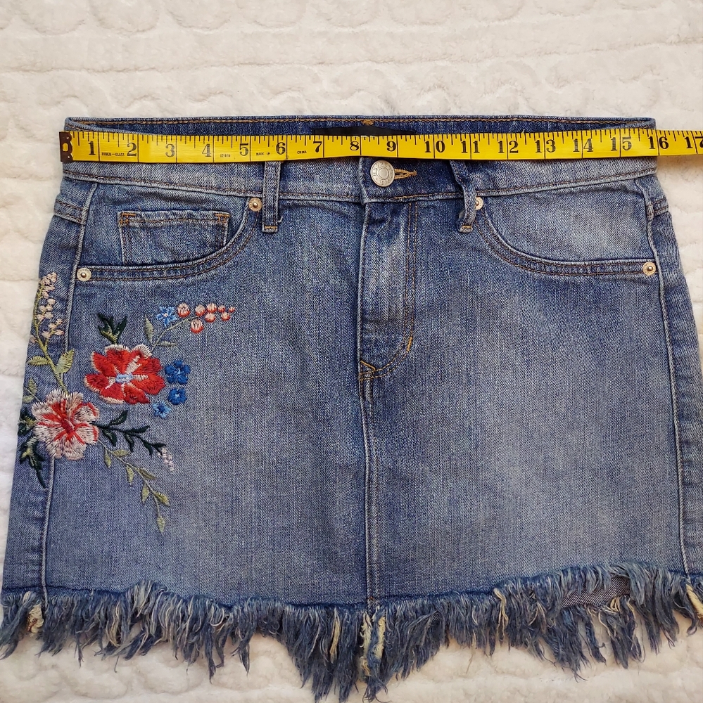 Express Denim Floral Embroidered Raw Hem Boho Jean Mini Skirt Size 8 - Picture 5 of 8
